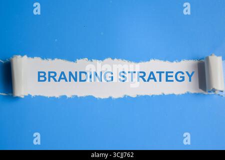Branding-Strategie Text in zerrissenem Papier Stockfoto