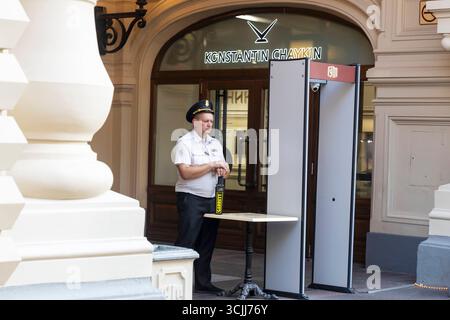 Moskau, Russland, 25. August 2025, Ein Wachmann am Eingang eines Gebäudes in Moskau. Stockfoto