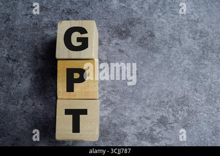 GPT – Generative Pre-Training auf gestapelten Holzwürfeln auf dem Tisch. Geschäfts- und Finanzkonzept Stockfoto