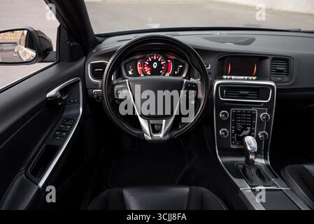 Moderner Fahrzeuginnenraum – aus Sicht des Fahrers. POV-Cockpit von Auto: Lenkrad und Armaturenbrett. Stockfoto