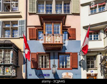 Malerischer Blick auf die Augustinergasse, mittelalterliche Gasse mit bunten Erkerfenstern, Geschäfte und Restaurants in der Altstadt von Zürich, Schweiz. Stockfoto