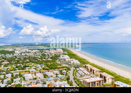 Cape Canaveral Beach mit Fernsicht auf den Raketenstartkomplex. Ein Besuch am Strand ist eine großartige Möglichkeit, die Raketenstarts 2025 zu sehen Stockfoto
