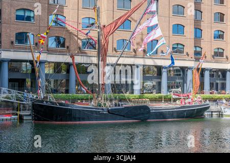 London, Vereinigtes Königreich, 6. September 2025. Classic Boat Festival, St. Katharine Docks. Das 16. Classic Boat Festival zeigt über 60 Schiffe, darunter die Dünkirchen, das modernste Wikingerschiff der Welt, die Saga Farmann und andere funktionierende Schiffe. Stockfoto