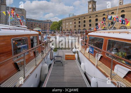 London, Vereinigtes Königreich, 6. September 2025. Classic Boat Festival, St. Katharine Docks. Das 16. Classic Boat Festival zeigt über 60 Schiffe, darunter die Dünkirchen, das modernste Wikingerschiff der Welt, die Saga Farmann und andere funktionierende Schiffe. Stockfoto