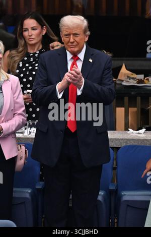 Flushing Meadows, Usa. September 2025. Präsident Donald Trump beobachtet, wie Jannik Sinner of Italy am Sonntag, den 7. September 2025, im Arthur Ashe Stadium im USTA Billie Jean King National Tennis Center in Flushing Meadows, New York, im Men's Finals der US Open Tennis Championship 2025 gegen Carlos Alcaraz aus Spanien spielt. Foto: Larry Marano/UPI Credit: UPI/Alamy Live News Stockfoto
