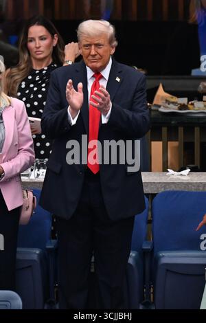 Flushing Meadows, Usa. September 2025. Präsident Donald Trump beobachtet, wie Jannik Sinner of Italy am Sonntag, den 7. September 2025, im Arthur Ashe Stadium im USTA Billie Jean King National Tennis Center in Flushing Meadows, New York, im Men's Finals der US Open Tennis Championship 2025 gegen Carlos Alcaraz aus Spanien spielt. Foto: Larry Marano/UPI Credit: UPI/Alamy Live News Stockfoto