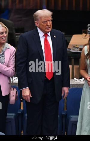 Flushing Meadows, Usa. September 2025. Präsident Donald Trump beobachtet, wie Jannik Sinner of Italy am Sonntag, den 7. September 2025, im Arthur Ashe Stadium im USTA Billie Jean King National Tennis Center in Flushing Meadows, New York, im Men's Finals der US Open Tennis Championship 2025 gegen Carlos Alcaraz aus Spanien spielt. Foto: Larry Marano/UPI Credit: UPI/Alamy Live News Stockfoto