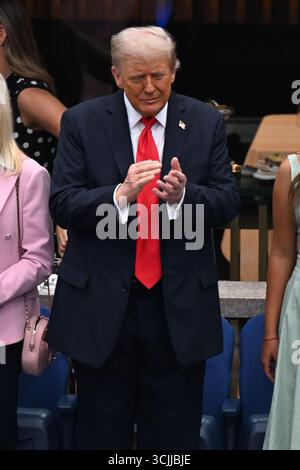 Flushing Meadows, Usa. September 2025. Präsident Donald Trump beobachtet, wie Jannik Sinner of Italy am Sonntag, den 7. September 2025, im Arthur Ashe Stadium im USTA Billie Jean King National Tennis Center in Flushing Meadows, New York, im Men's Finals der US Open Tennis Championship 2025 gegen Carlos Alcaraz aus Spanien spielt. Foto: Larry Marano/UPI Credit: UPI/Alamy Live News Stockfoto