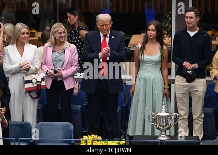 Flushing Meadows, Usa. September 2025. Präsident Donald Trump beobachtet, wie Jannik Sinner of Italy am Sonntag, den 7. September 2025, im Arthur Ashe Stadium im USTA Billie Jean King National Tennis Center in Flushing Meadows, New York, im Men's Finals der US Open Tennis Championship 2025 gegen Carlos Alcaraz aus Spanien spielt. Foto: Larry Marano/UPI Credit: UPI/Alamy Live News Stockfoto