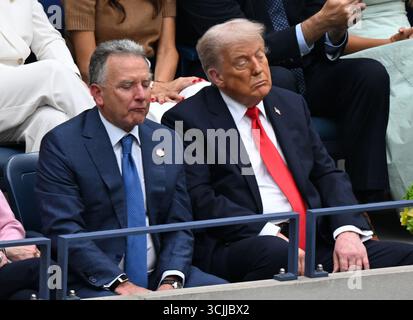 Flushing Meadows, Usa. September 2025. Präsident Donald Trump beobachtet, wie Jannik Sinner of Italy am Sonntag, den 7. September 2025, im Arthur Ashe Stadium im USTA Billie Jean King National Tennis Center in Flushing Meadows, New York, im Men's Finals der US Open Tennis Championship 2025 gegen Carlos Alcaraz aus Spanien spielt. Foto: Larry Marano/UPI Credit: UPI/Alamy Live News Stockfoto