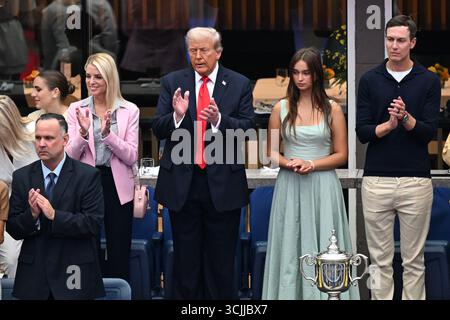 Flushing Meadows, Usa. September 2025. Präsident Donald Trump beobachtet, wie Jannik Sinner of Italy am Sonntag, den 7. September 2025, im Arthur Ashe Stadium im USTA Billie Jean King National Tennis Center in Flushing Meadows, New York, im Men's Finals der US Open Tennis Championship 2025 gegen Carlos Alcaraz aus Spanien spielt. Foto: Larry Marano/UPI Credit: UPI/Alamy Live News Stockfoto