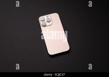 Mainz, Deutschland - 07. September 2025: Das Smartphone iPhone 16 Pro vor dunklem Hintergrund. Stockfoto