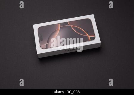 Mainz, Deutschland - 07. September 2025: Smartphone iPhone 16 Pro in Originalverpackung auf dunklem Hintergrund. Stockfoto