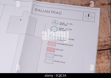 Bauplan-Ausschnitt mit Bäumen, Feuerwegen und Landschaftsgestaltung in einem Bebauungsplan in Deutschland Stockfoto