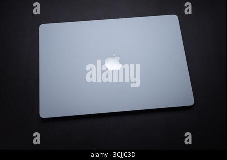 Mainz – 07. September 2025: MacBook Air mit M4-Chip auf dunkler Oberfläche Stockfoto