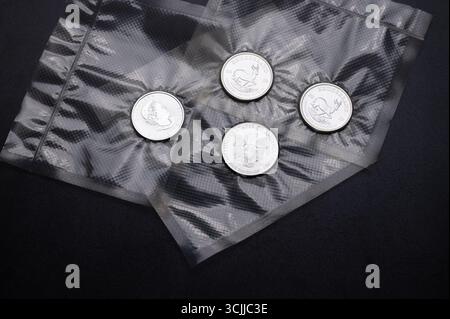 Mainz - 07. September 2025: Verschiedene Silbermünzen in transparente Schutzhüllen auf einer Oberfläche platziert. Stockfoto