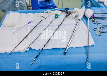 Spezielle Verfahren, die in einem OP durchgeführt werden. Ein Tisch mit Instrumenten für die laparoskopische bariatrische Chirurgie wie Magenhülle oder g Stockfoto