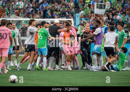 Seattle, Usa. 31. August 2025. Steven Lenhart und Inter Miami-Verteidiger Maximiliano Falcón (37) haben eine Auseinandersetzung, während Verteidiger Marcelo Weigandt (57) nach dem Finale des Liagues Cup 2025 im Lumen Field in Seattle, Washington am 31. August 2025 den Chef des Verteidigers Jackson Ragen (25) hält. (Foto Nate Koppelman/SIPA USA) Credit: SIPA USA/Alamy Live News Stockfoto