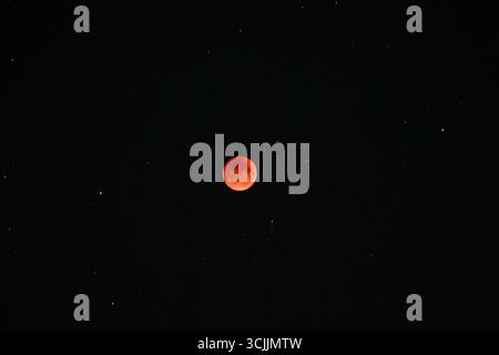 Gurugram, Haryana, Indien. September 2025. Ein Vollblutmond kann am 7. September 2025 während einer totalen Mondfinsternis in Gurugram, am Stadtrand von Neu-Delhi, Indien, am Himmel gesehen werden (Foto: © Kabir Jhangiani/ZUMA Press Wire). Nicht für kommerzielle ZWECKE! Stockfoto