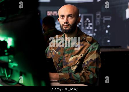 Luftverteidigungs-Frühwarnsystem-Betreiber überwachen feindliche Luftangriffe mit Hilfe von Überwachungssoftware. Agent hält die Luftraumüberlegenheit mit Radargeräten aufrecht Stockfoto