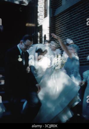 USA, Juli 1960. Eine junge Braut und ein Bräutigam kommen aus einer Kirche. Stockfoto