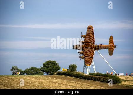 Nahaufnahme von auf Freedom's Wings, die Lancaster Bomber Sculpture nimmt Flug, vom Bomber County Gateway Trust Stockfoto