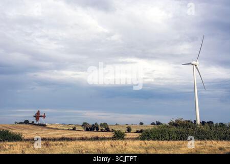 Nahaufnahme von auf Freedom's Wings, die Lancaster Bomber Skulptur fliegt, Seite an der Windkraftanlage Stockfoto