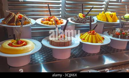 Dessert- und Konditorbuffet in einem All-Inclusive-Hotel in Ägypten. Stockfoto