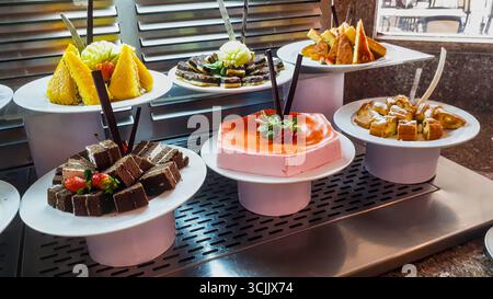 Dessert- und Konditorbuffet in einem All-Inclusive-Hotel in Ägypten. Stockfoto