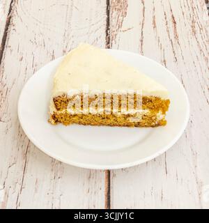 Karottenkuchen im Landhausstil: Gebacken in einer gebündelten Pfanne für einen traditionellen Abgang mit viel Charakter.“ Stockfoto