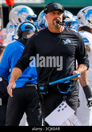 Green Bay, Usa. September 2025. Dan Campbell, Head Coach der Detroit Lions, läuft in der ersten Hälfte des NFL-Spiels zwischen den Detroit Lions und den Green Bay Packers im Lambeau Field in Green Bay, Wisconsin am Sonntag, den 7. September 2025 Foto: Tannen Maury/UPI Credit: UPI/Alamy Live News Stockfoto
