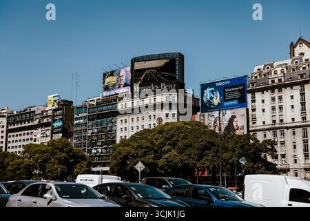 Buenos Aires, Argentinien – 21. Dezember 2022: Ikonische Werbetafeln auf der Avenida 9 de Julio zeigen globale Marken im kommerziellen Herzen der Stadt. Stockfoto