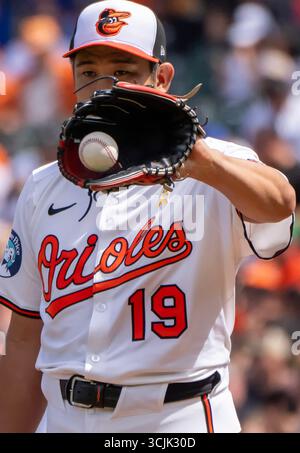Baltimore, USA. September 2025. BALTIMORE, MD – 07. SEPTEMBER: Der Baltimore Orioles Pitcher Tomoyuki Sugano (19) sammelt den Ball während eines MLB-Spiels zwischen den Baltimore Orioles und den Los Angeles Dodgers am 7. September 2025 im Oriole Park in Camden Yards in Baltimore, Maryland. (Foto: Tony Quinn/SipaUSA) Credit: SIPA USA/Alamy Live News Stockfoto