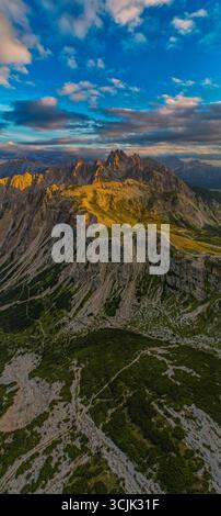 Dolomiten Italien felsige Gipfel, die im Abendlicht leuchten, mit dramatischem Himmel und alpinen Wiesen unter der Bergkulisse Stockfoto