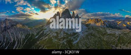 Tre Cime di Lavaredo Dolomiten Italien Sonnenuntergang Panoramablick mit dramatischen Gipfeln, felsigen Hängen und glühendem Himmel über der alpinen Landschaft Stockfoto