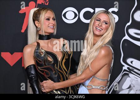 Paris Hilton und Nikki Hilton nehmen an den MTV Video Music Awards 2025 in der UBS Arena in New York teil. Bilddatum: Sonntag, 7. September 2025. Stockfoto