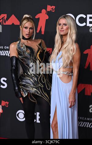 Paris Hilton und Nikki Hilton nehmen an den MTV Video Music Awards 2025 in der UBS Arena in New York teil. Bilddatum: Sonntag, 7. September 2025. Stockfoto