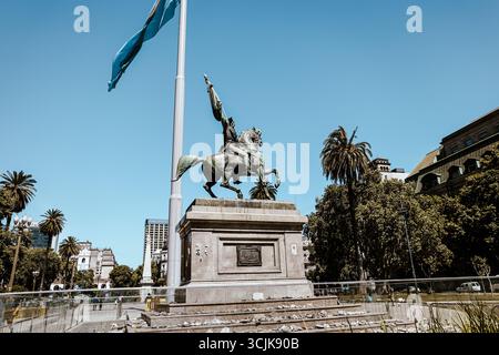 Buenos Aires, Argentinien – 21. Dezember 2022: Eine majestätische Statue von General José de San Martín, dem Befreier von Argentinien, Chile und Peru Stockfoto