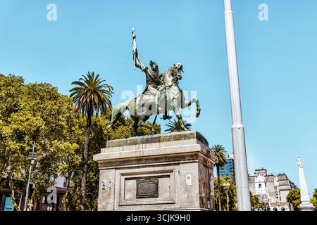 Buenos Aires, Argentinien – 21. Dezember 2022: Eine majestätische Statue von General José de San Martín, dem Befreier von Argentinien, Chile und Peru Stockfoto