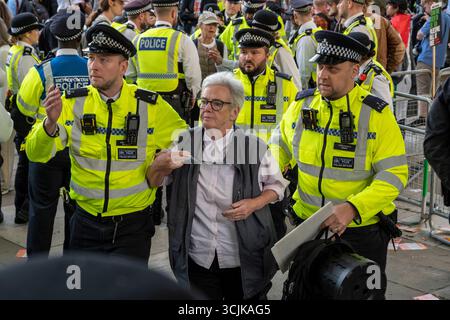 Palästina-Aktion Demo 6. September 2025. Eine ältere Frau wird verhaftet, weil sie ein Schild mit der Aufschrift „Ich unterstütze die Palästinensische Aktion, ich lehne Völkermord ab“ trägt. Stockfoto