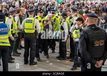 Palästina-Aktion Demo 6. September 2025. Eine ältere Frau wird verhaftet, weil sie ein Schild mit der Aufschrift „Ich unterstütze die Palästinensische Aktion, ich lehne Völkermord ab“ trägt. Stockfoto