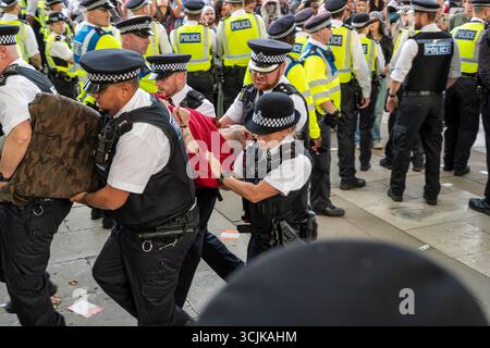 Demonstration der Palästinensischen Aktion 6. September 2025. Ein Demonstrant, der von der Polizei verhaftet und getragen wird, weil er ein Schild mit der Aufschrift „Ich unterstütze die Palästinensische Aktion“ gehalten hat. Stockfoto