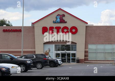 Muncy, Usa. September 2025. Das Petco-Logo ist am 7. September 2025 auf der Außenseite eines Ladens in Muncy, Pa. Zu sehen. (Foto: Paul Weaver/SIPA USA) Credit: SIPA USA/Alamy Live News Stockfoto