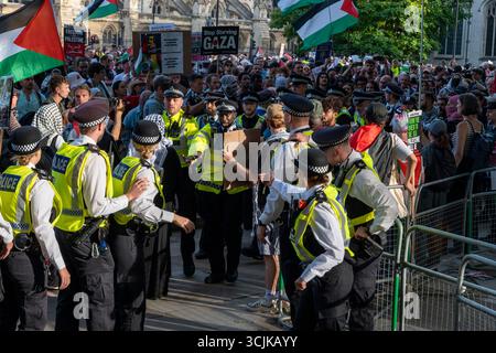 Demonstration der Palästinensischen Aktion 6. September 2025. Eine große Zahl von Polizisten bei einer Kundgebung zur Unterstützung der Palästinensischen Aktion endete mit 850 Festnahmen. Stockfoto