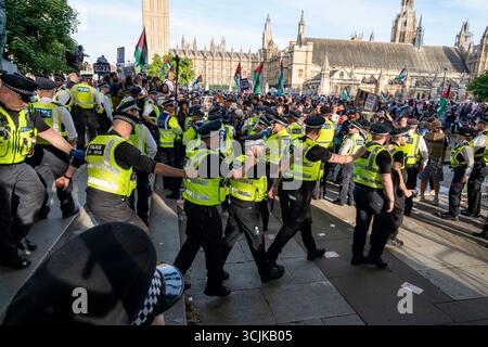 Demonstration der Palästinensischen Aktion 6. September 2025. Die Polizei trifft ein, um Demonstranten mit Plakaten zur Unterstützung der Palästinensischen Aktion festzunehmen. Stockfoto