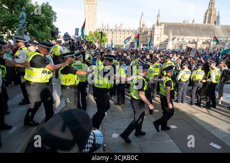 Demonstration der Palästinensischen Aktion 6. September 2025. Die Polizei trifft ein, um Demonstranten mit Plakaten zur Unterstützung der Palästinensischen Aktion festzunehmen. Stockfoto