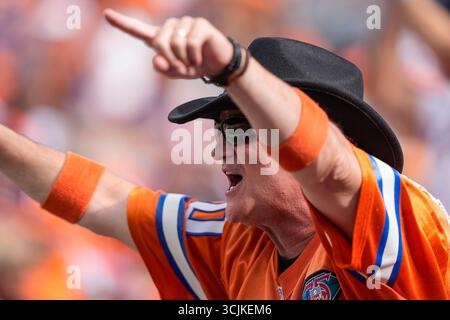 Denver, Colorado, USA. 7. September 2025: Ein Denver Broncos Fan bejubelt sein Team in der zweiten Hälfte des Fußballspiels zwischen den Denver Broncos und Tennessee Titans. Derek Regensburger/CSM. Quelle: Cal Sport Media/Alamy Live News Stockfoto