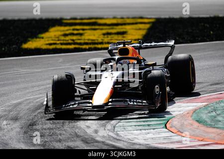 Mailand, Italien. September 2025. Der niederländische Red Bull Racing-Pilot Max Verstappen tritt 2025 am 7. September 2025 beim Grand Prix von Italien in der Formel 1 beim Autodromo Nazionale Monza in Monza bei Mailand an. Quelle: Peng Ziyang/Xinhua/Alamy Live News Stockfoto