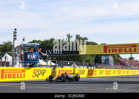 Mailand, Italien. September 2025. Der niederländische Red Bull Racing-Pilot Max Verstappen überquert die Ziellinie während des Formel-1-Grand Prix von Italien 2025 beim Autodromo Nazionale Monza in Monza, nahe Mailand, Italien, am 7. September 2025. Quelle: Qian Jun/Xinhua/Alamy Live News Stockfoto
