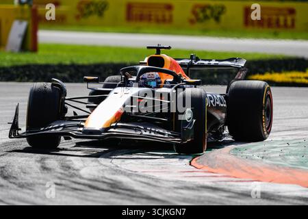 Mailand, Italien. September 2025. Der niederländische Red Bull Racing-Pilot Max Verstappen tritt 2025 am 7. September 2025 beim Grand Prix von Italien in der Formel 1 beim Autodromo Nazionale Monza in Monza bei Mailand an. Quelle: Peng Ziyang/Xinhua/Alamy Live News Stockfoto